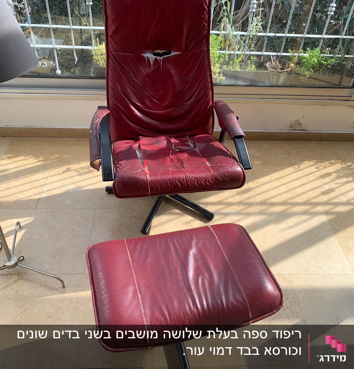 כיסא עור אדום עם קרעים במושב ובמשענת